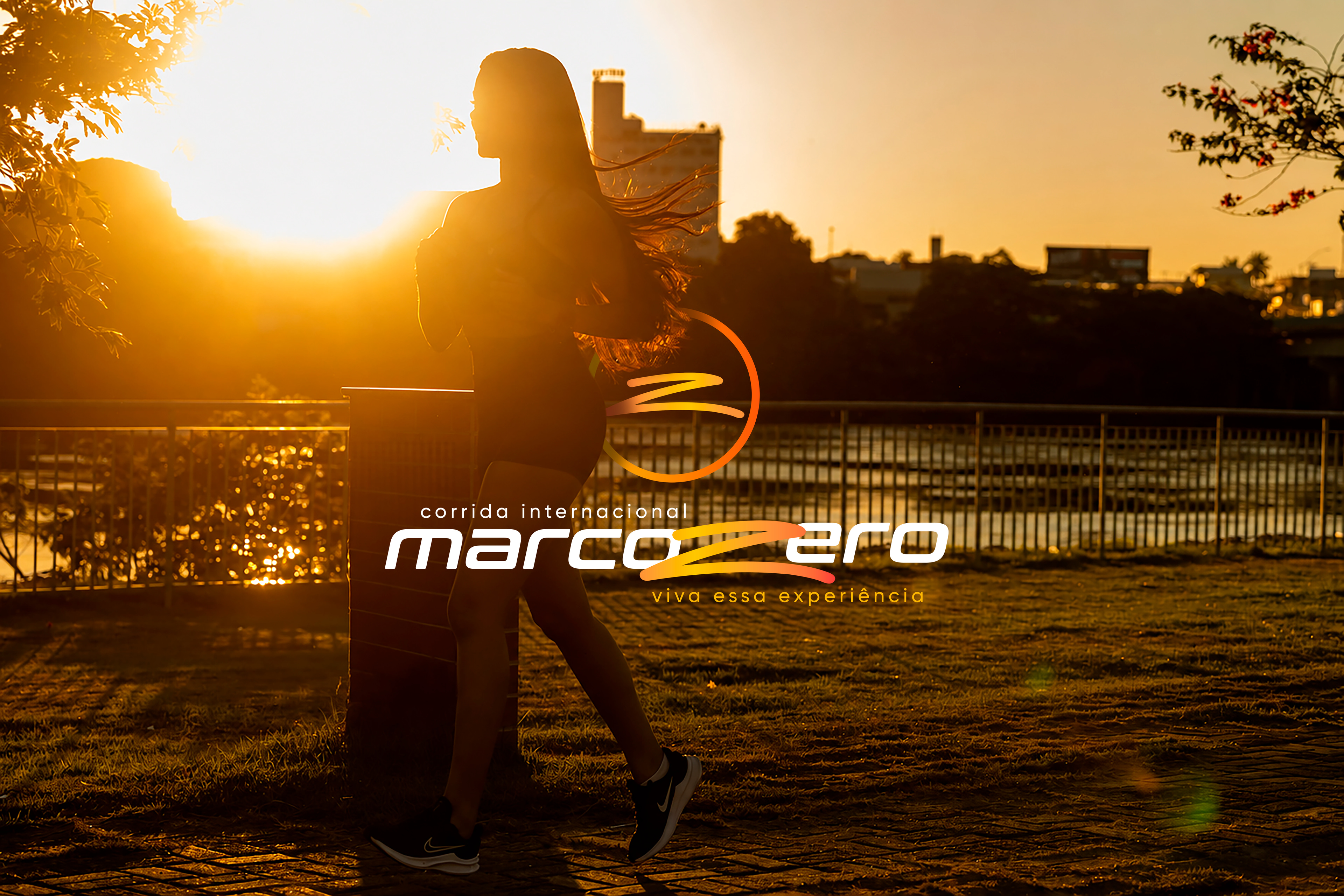 Corredora em Ji-Paraná ao pôr do sol com a marca da Corrida Internacional Marco Zero